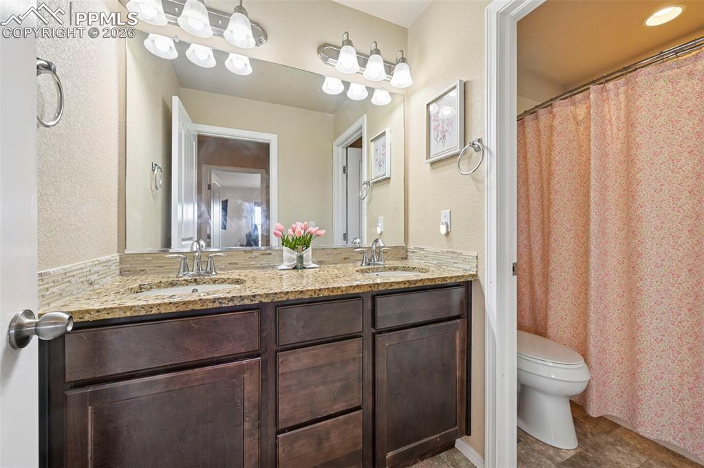 Image 25 of 48: Bathroom