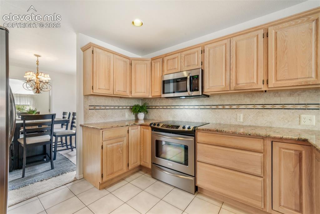 Image 14 of 50: Kitchen