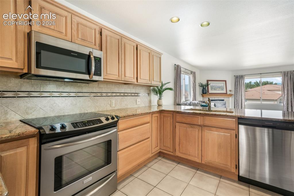 Image 15 of 50: Kitchen