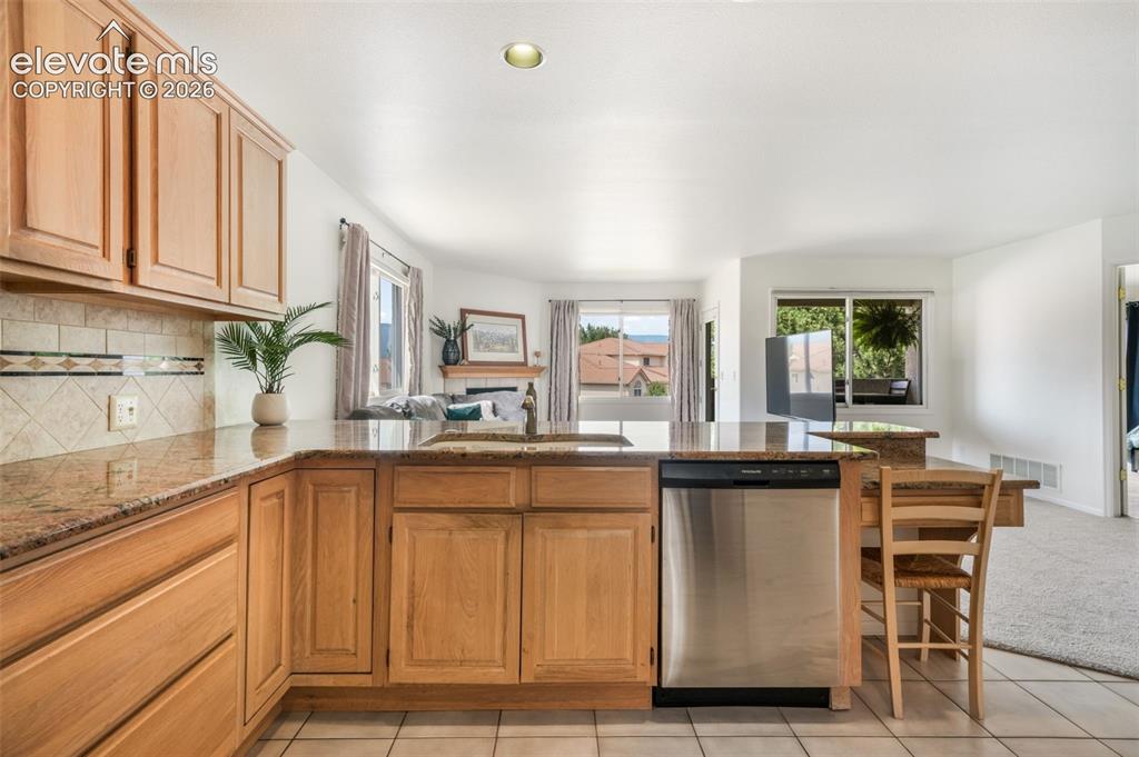 Image 16 of 50: Kitchen
