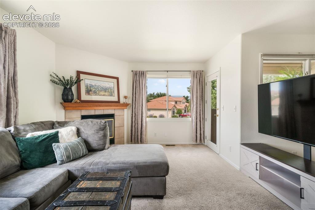 Image 19 of 50: Living Room