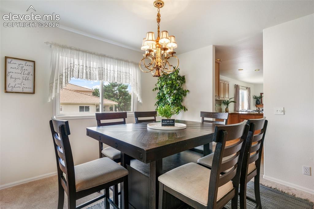 Image 8 of 50: Dining Area
