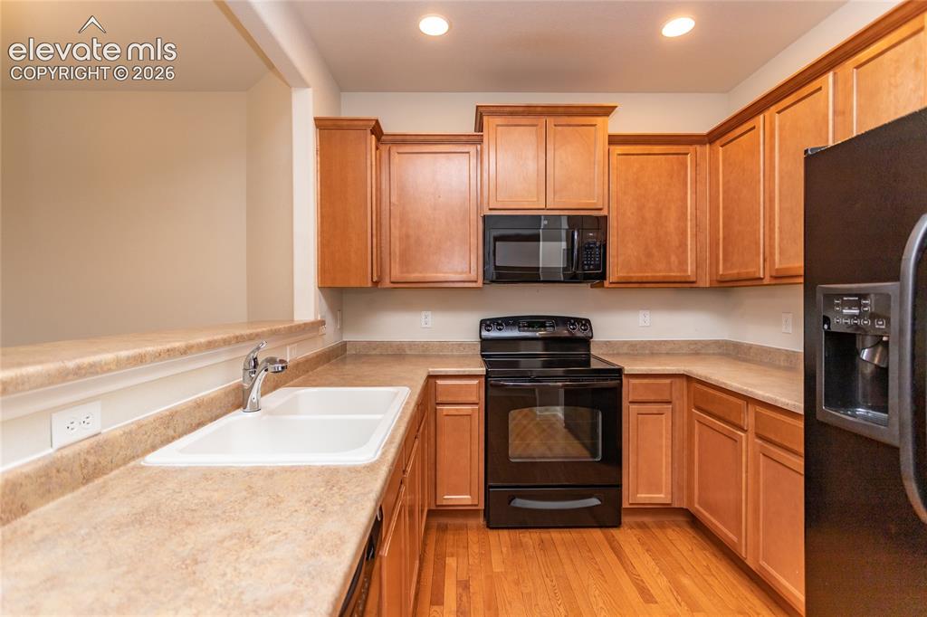 Image 10 of 30: Kitchen