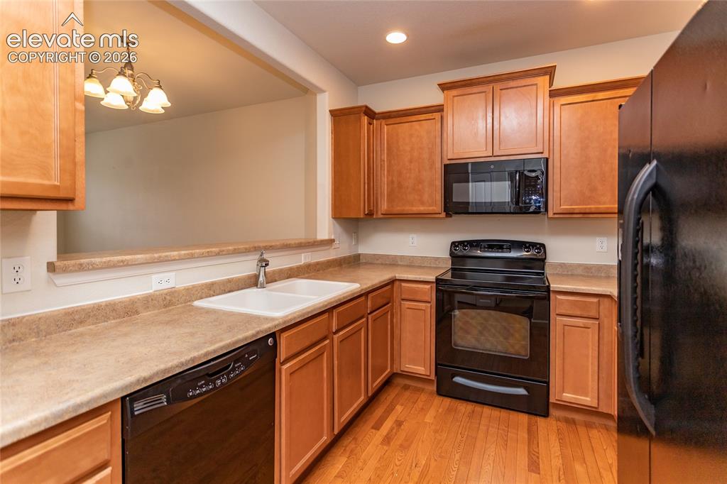 Image 11 of 30: Kitchen