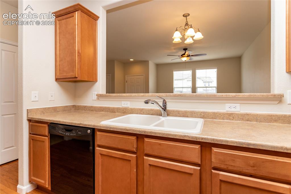 Image 12 of 30: Kitchen