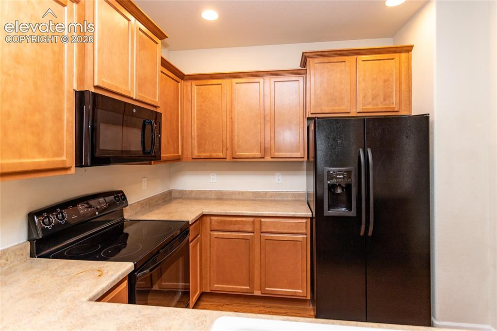 Image 9 of 30: Kitchen