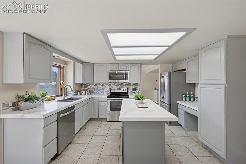 Image 15 of 48: Kitchen