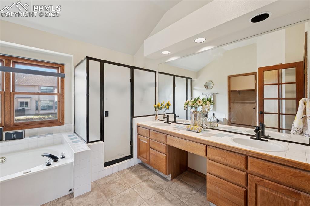 Image 22 of 48: Bathroom