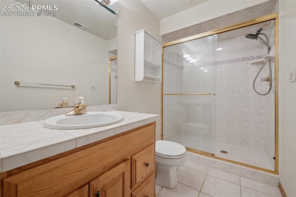 Image 36 of 48: Bathroom
