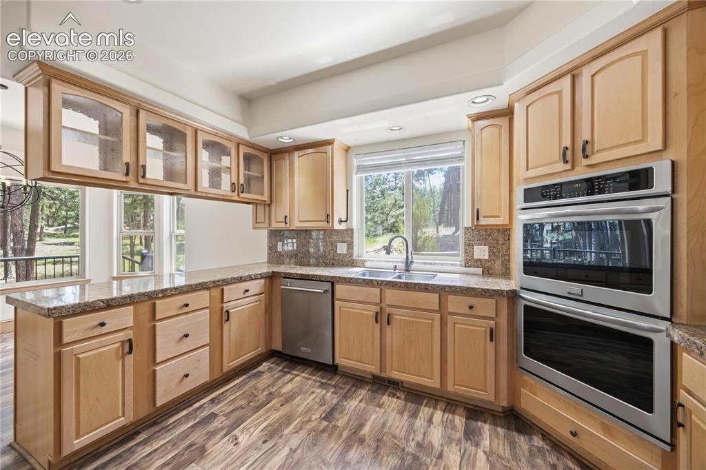 Image 14 of 50: Kitchen