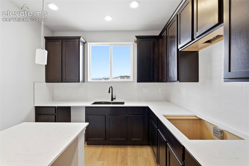 Image 18 of 41: Kitchen