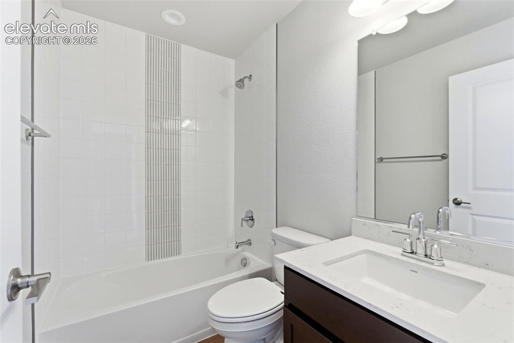 Image 27 of 41: Bathroom