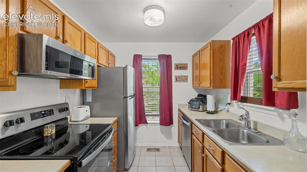 Image 8 of 23: Kitchen