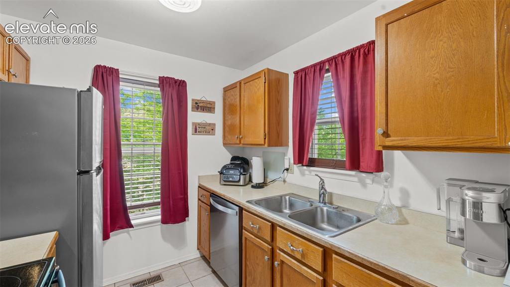 Image 9 of 23: Kitchen