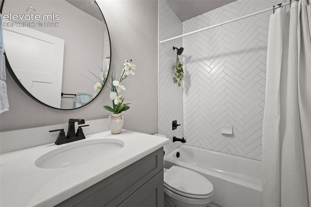 Image 21 of 42: Bathroom