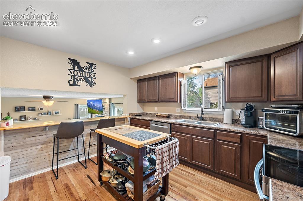 Image 10 of 27: Kitchen