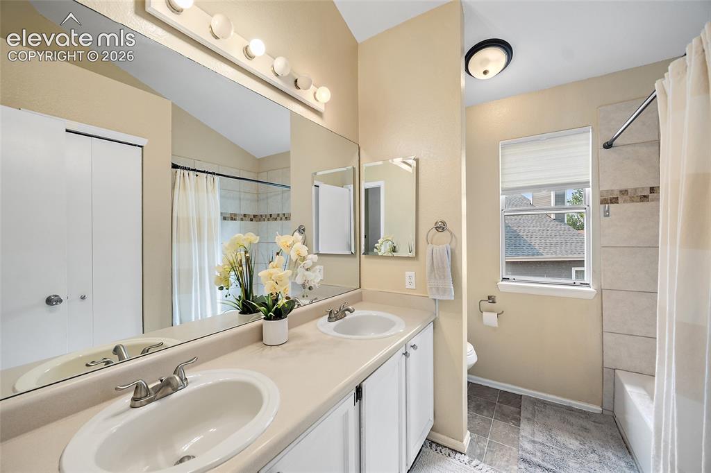 Image 17 of 27: Bathroom