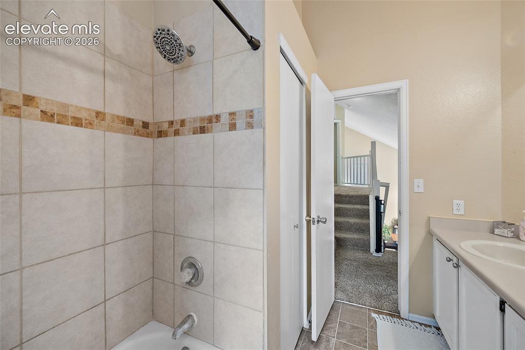 Image 18 of 27: Bathroom