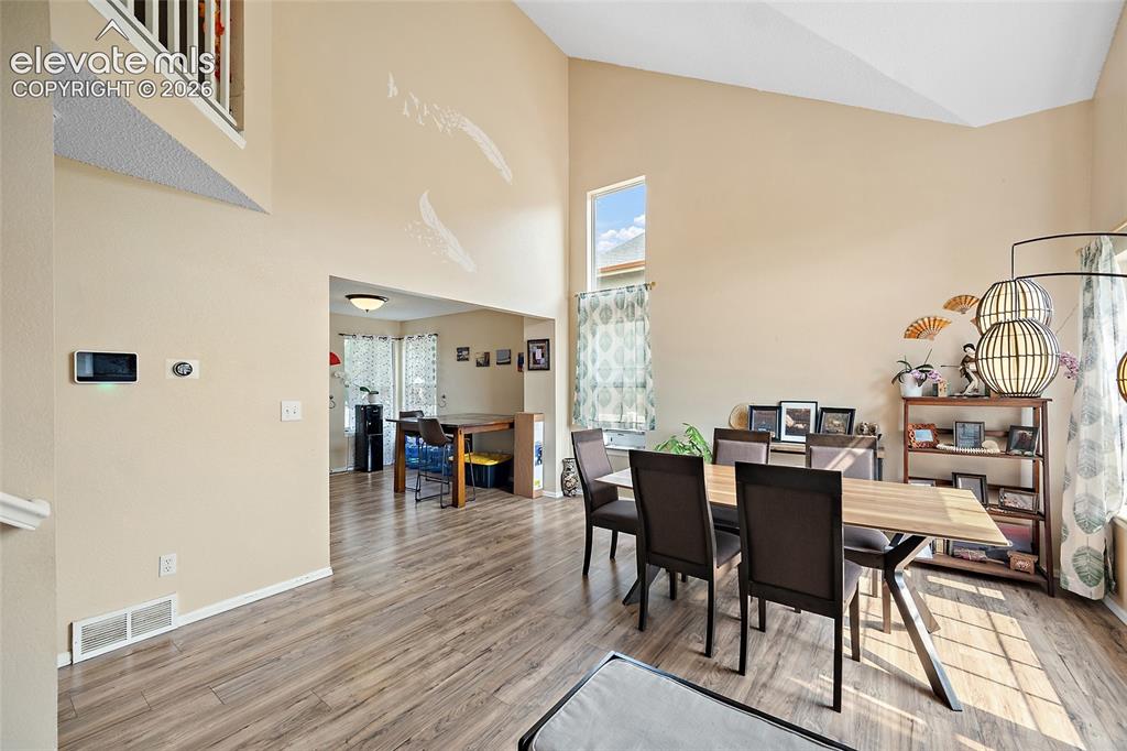 Image 4 of 27: Dining Area