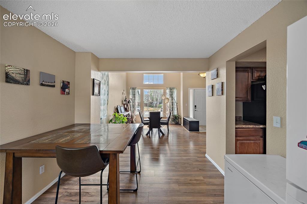 Image 7 of 27: Dining Area