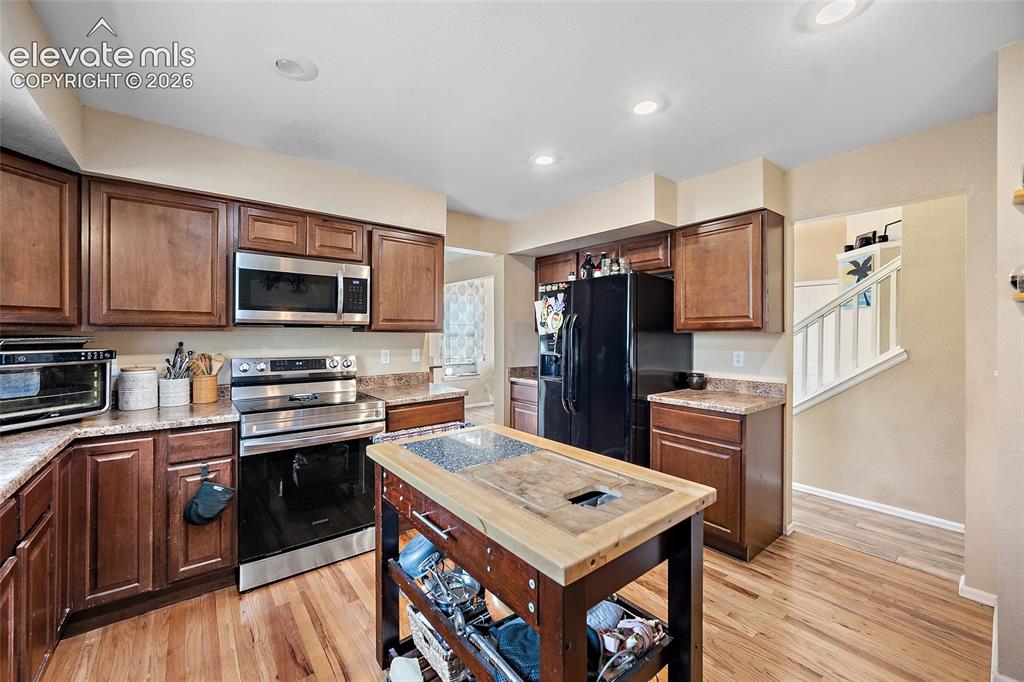 Image 8 of 27: Kitchen