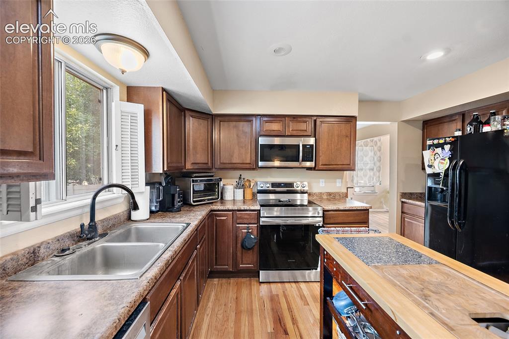 Image 9 of 27: Kitchen