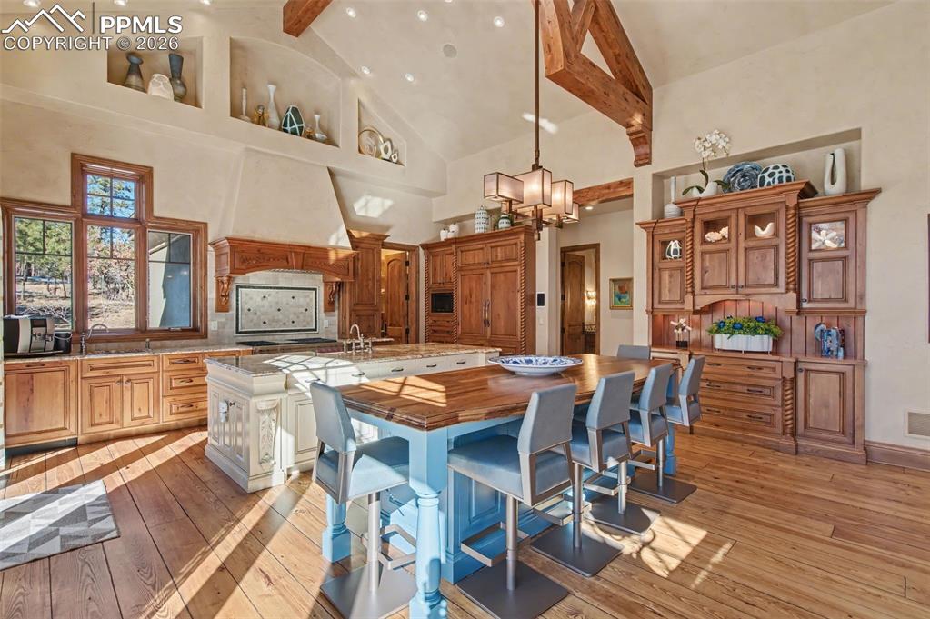 Image 10 of 50: Kitchen