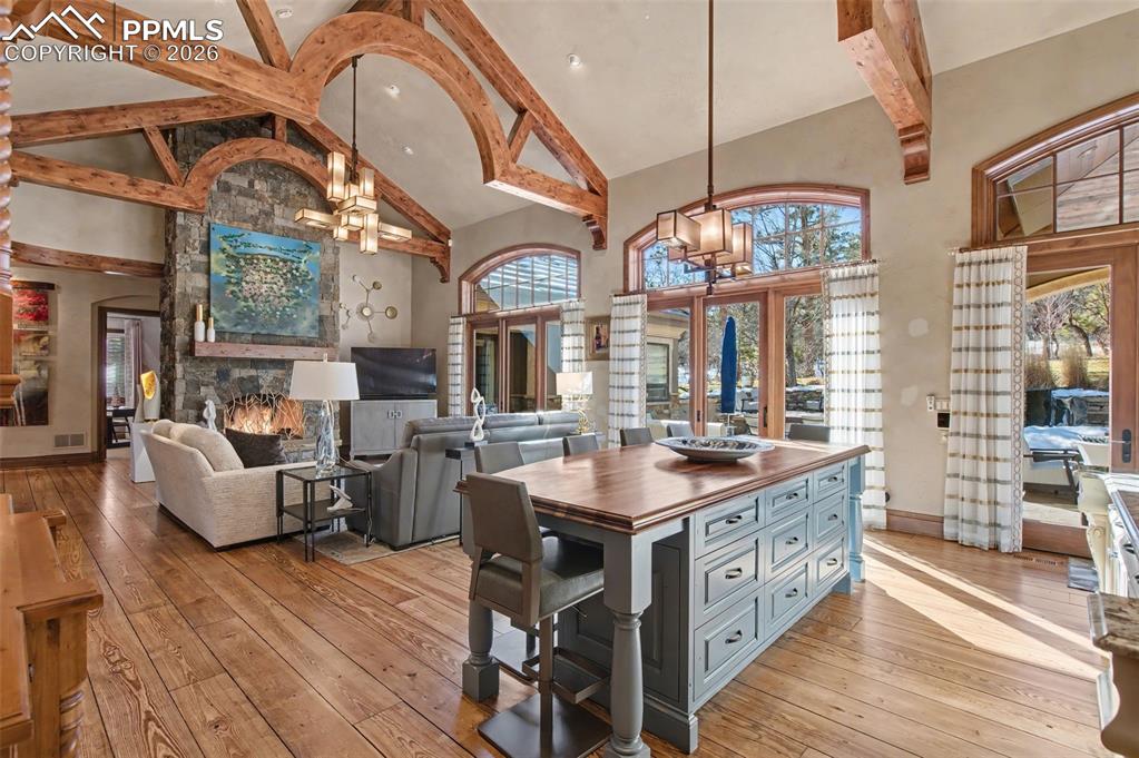 Image 12 of 50: Kitchen