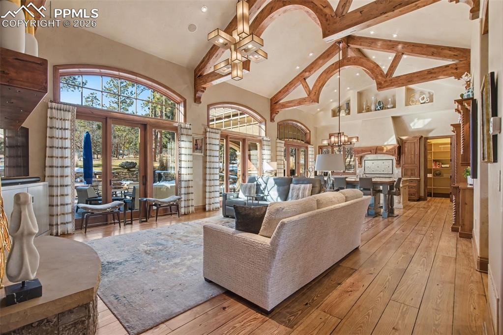 Image 14 of 50: Great Room