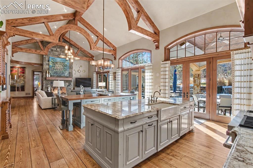 Image 19 of 50: Kitchen