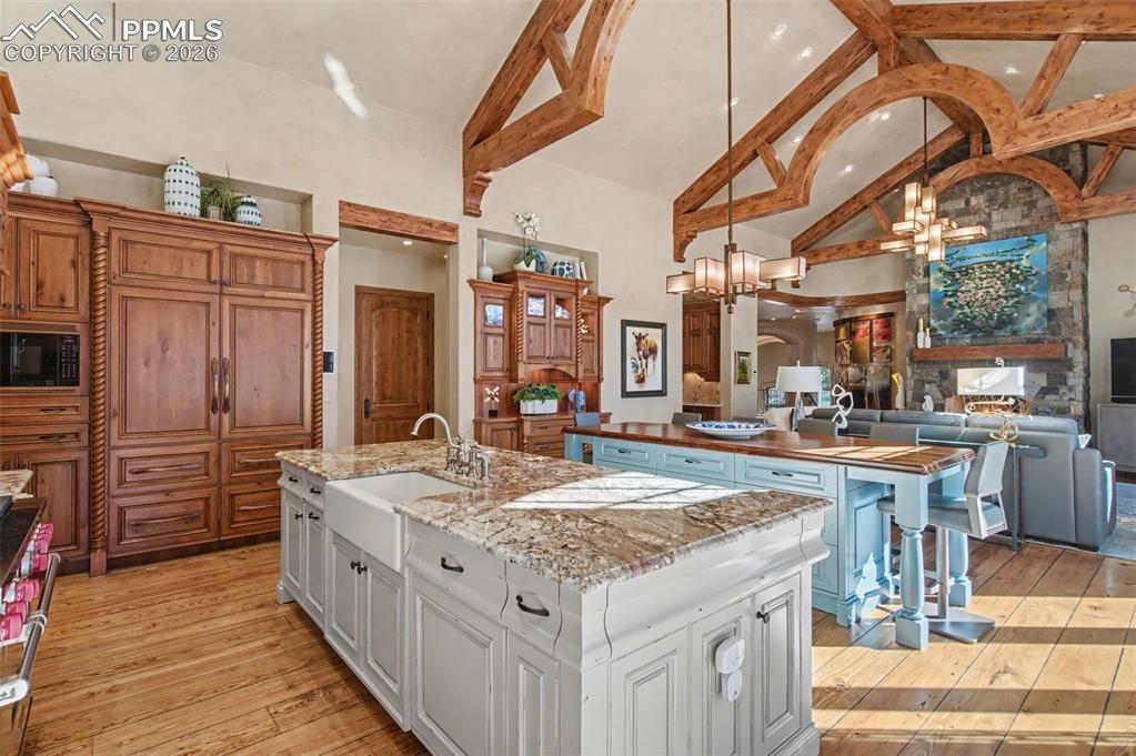 Image 20 of 50: Kitchen