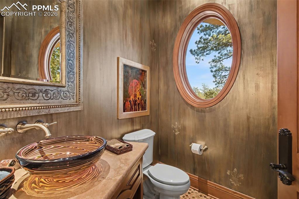 Image 23 of 50: Bathroom