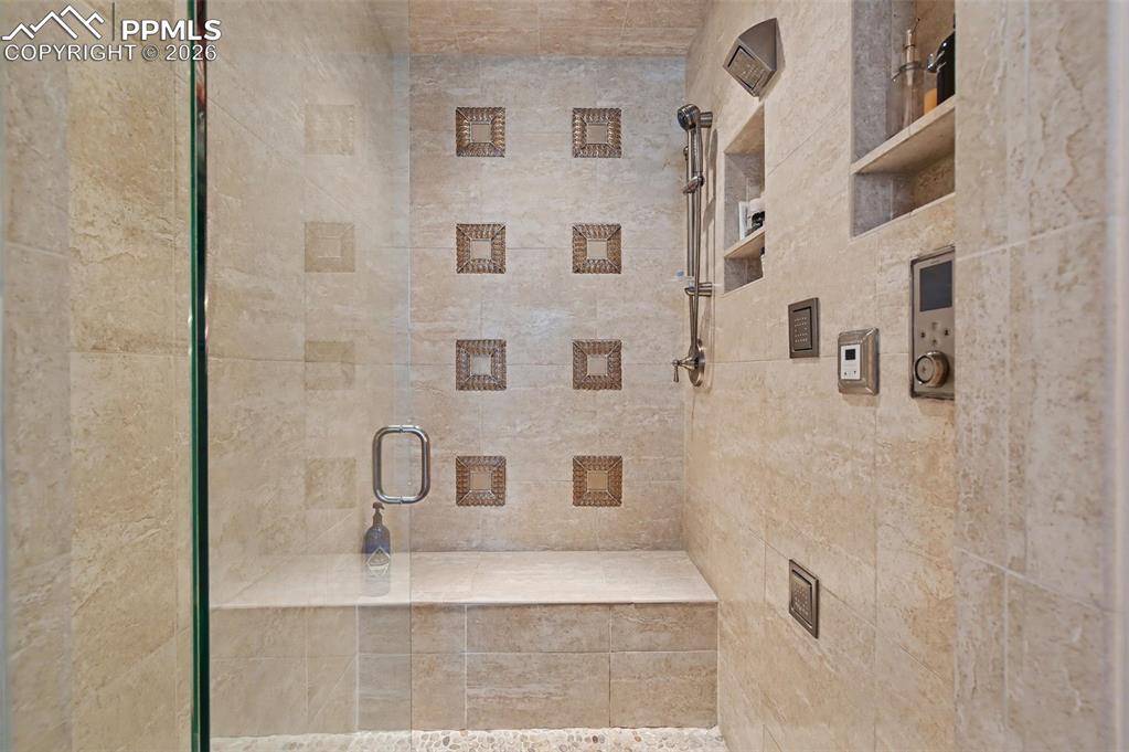 Image 29 of 50: Hydrotherapy/Steam Shower