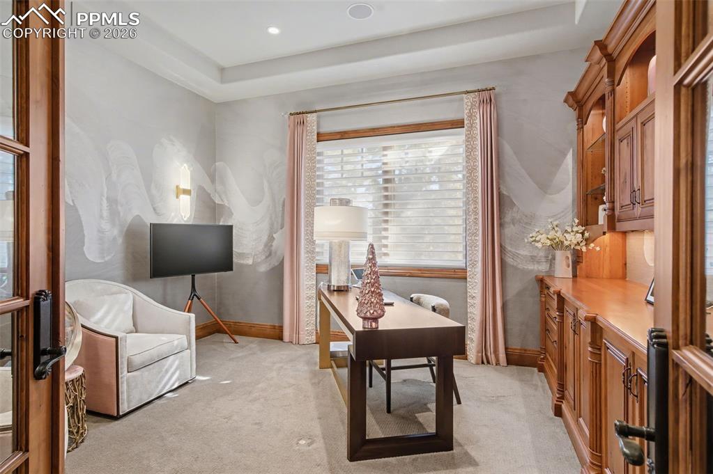 Image 38 of 50: Office