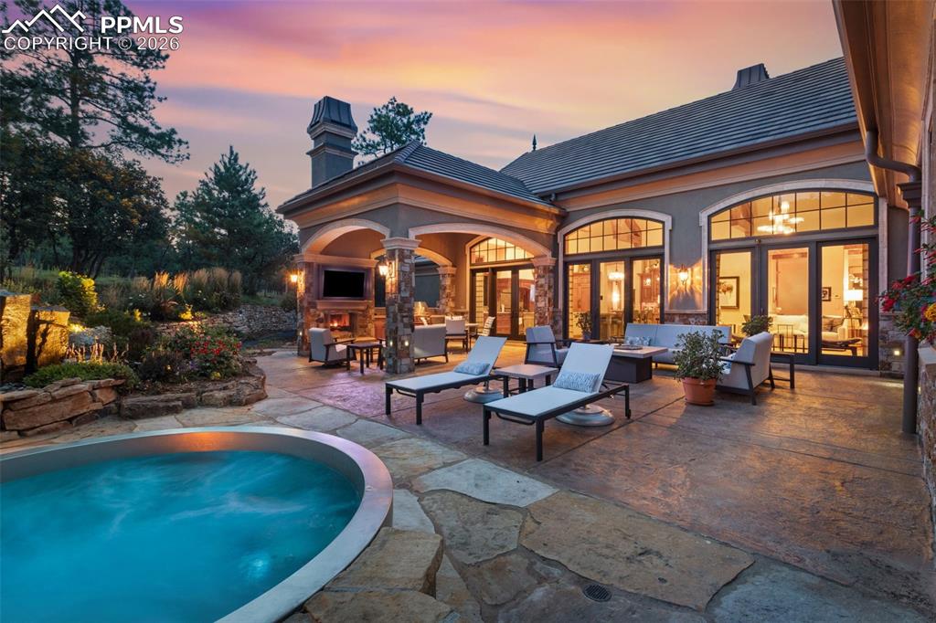 Image 4 of 50: Back of Structure