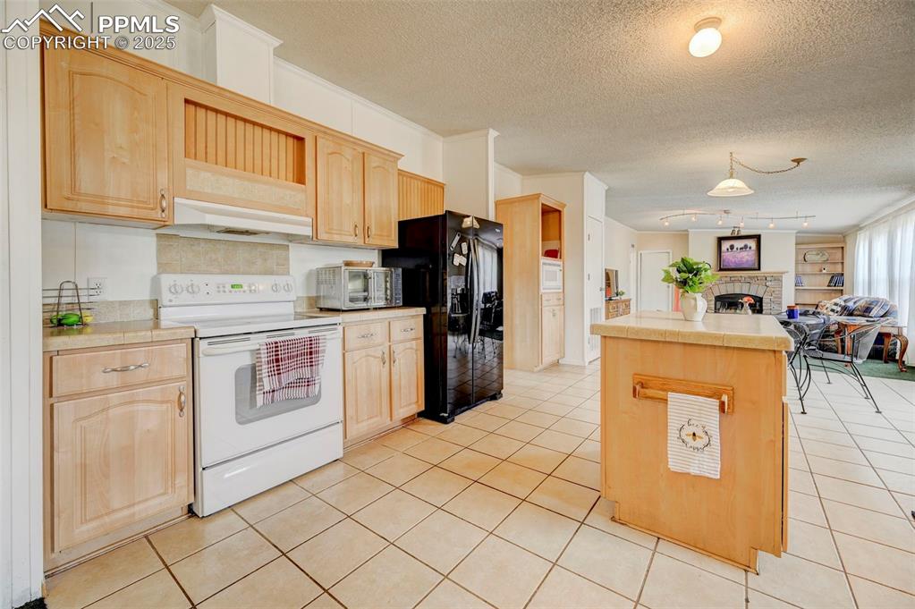 Image 21 of 46: Kitchen