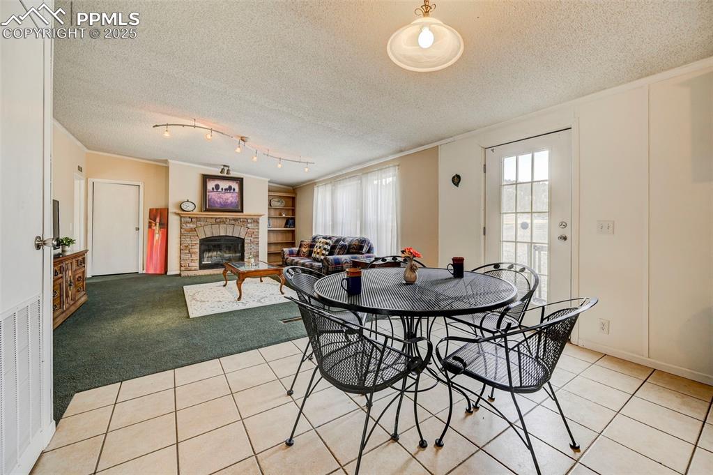 Image 22 of 46: Dining Area