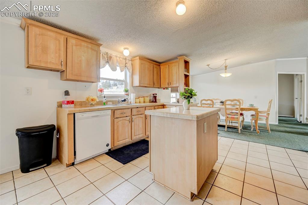 Image 23 of 46: Kitchen