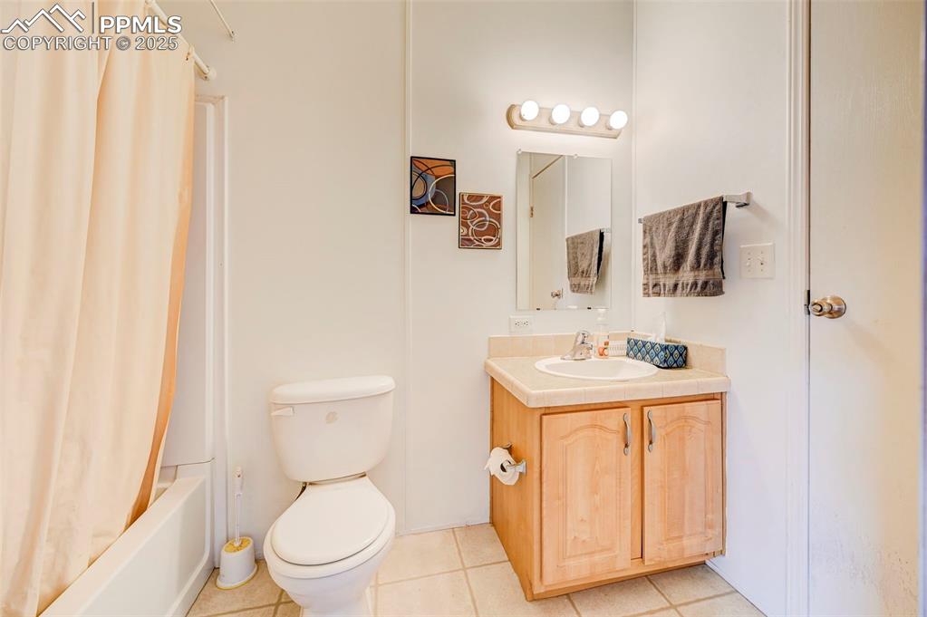 Image 32 of 46: Bathroom