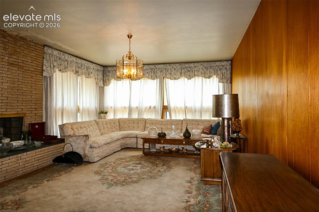 Image 3 of 10: Living Room