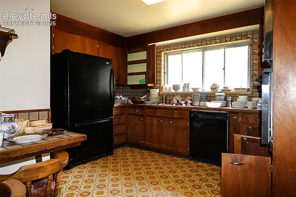 Image 5 of 10: Kitchen