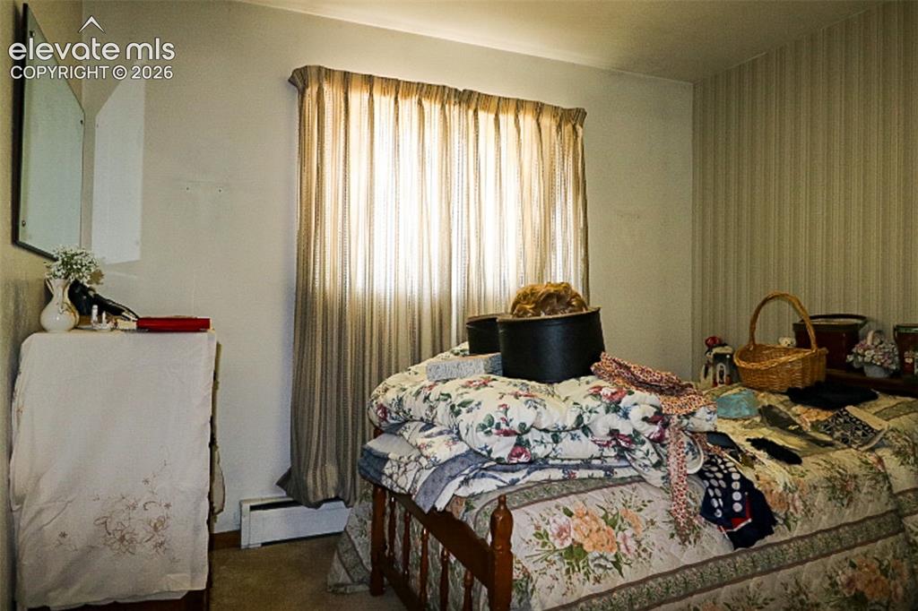Image 8 of 10: Bedroom