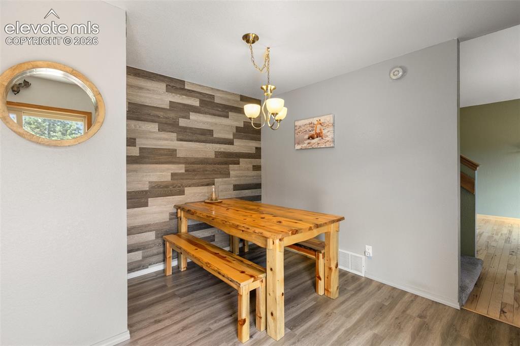 Image 11 of 36: Dining area