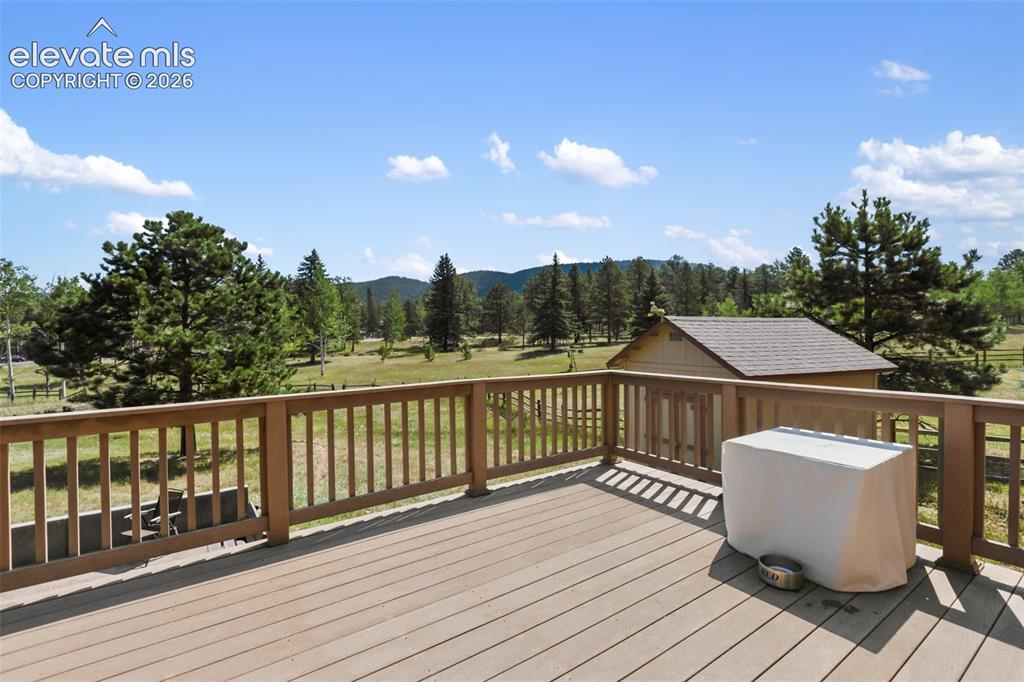 Image 31 of 36: Composite deck