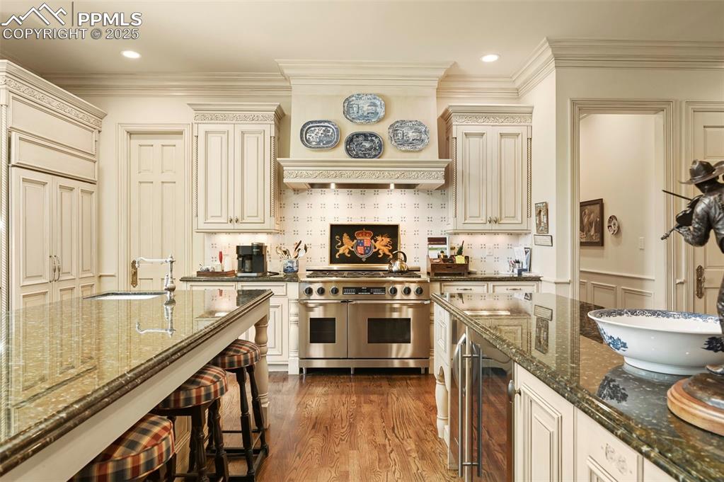 Image 10 of 50: Kitchen