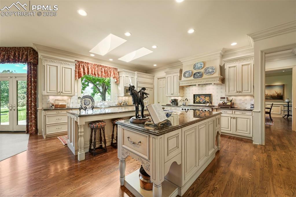 Image 11 of 50: Kitchen