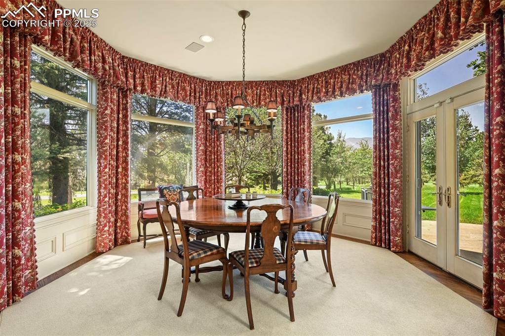 Image 12 of 50: Dining Area