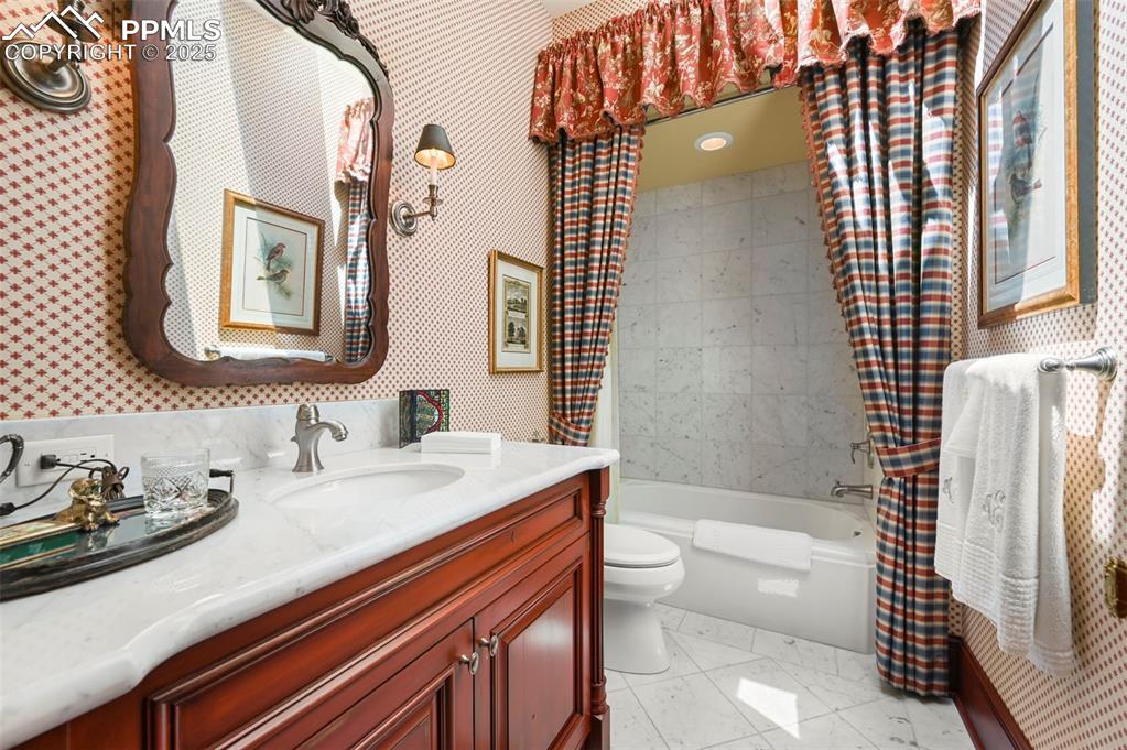 Image 16 of 50: Bathroom