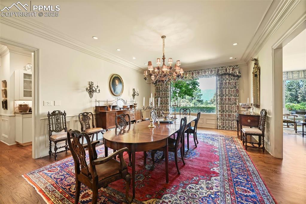 Image 17 of 50: Dining Area