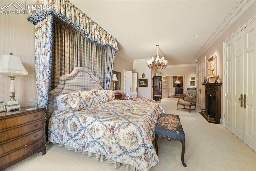 Image 18 of 50: Bedroom